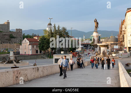 Skopje, Mazedonien - 5. Mai 2015: Menschen Flanieren im Stadtzentrum von Skopje Stockfoto