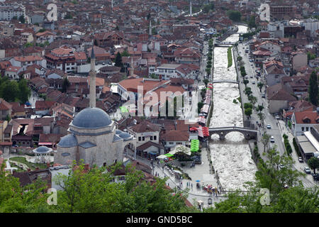 Prizren, Kosovo - 6. Mai 2015: Top-Blick auf die historische Stadt von Prizren, zweite größte Stadt des Kosovo Stockfoto