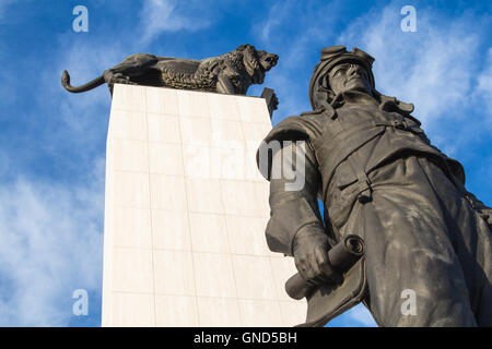 Statuen von ein Löwe als Symbol der Tschechoslowakei und Milan Rastislav Stefanik als ein wichtiger Politiker. Blauer Himmel mit intensiven c Stockfoto