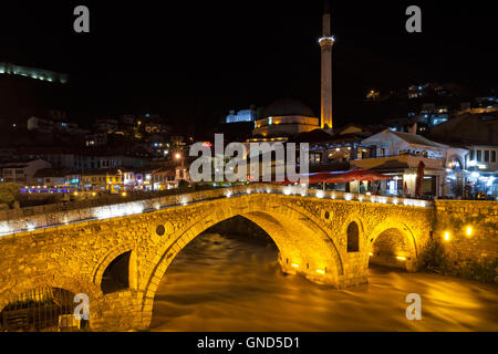 Prizren, Kosovo - 6. Mai 2015: Nachtansicht der alten Brücke über Fluss Bistrica Stockfoto