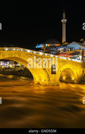 Prizren, Kosovo - 6. Mai 2015: Nachtansicht der alten Brücke über Fluss Bistrica Stockfoto