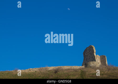 Teil der ehemaligen Festung, Ruinen der Burg Devin, Bratislava, Slowakei. Mauer und ein Gebäude auf dem Hügel. Brigh Stockfoto