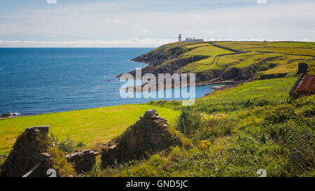 Der Leuchtturm und die Tierpfleger Häuser am Galley Head, County Cork, Irland.  Eire.  Der Leuchtturm stammt aus den 1870er Jahren Stockfoto