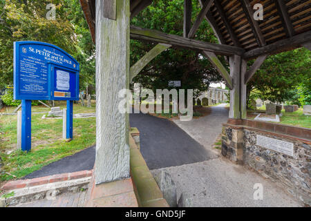 Eintritt in die Pfarrkirche St. Peter und St. Paul in Rustington, West Sussex, England, UK. Stockfoto