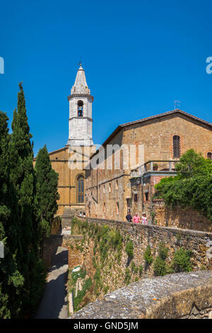 Pienza, Provinz Siena, Toskana, Italien.  Blick vom Spaziergang entlang der Stadtmauer zum Turm der Cattedrale di Santa Maria Assunta Stockfoto