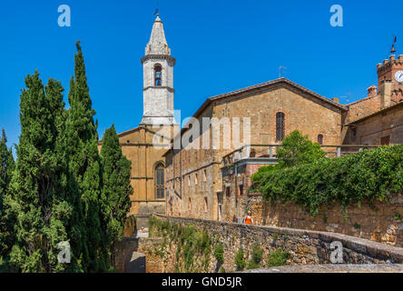 Pienza, Provinz Siena, Toskana, Italien.  Blick vom Spaziergang entlang der Stadtmauer zum Turm der Cattedrale di Santa Maria Assunta Stockfoto