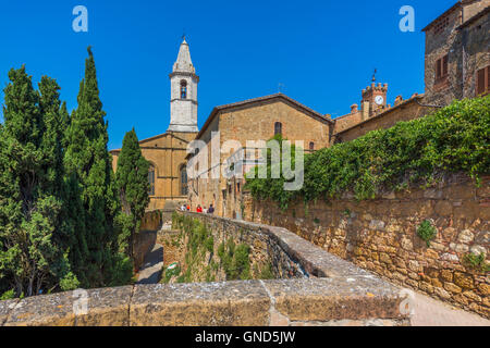 Pienza, Provinz Siena, Toskana, Italien.  Blick vom Spaziergang entlang der Stadtmauer zum Turm der Cattedrale di Santa Maria Assunta Stockfoto