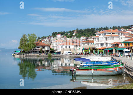 Ohrid, Mazedonien - 9. Mai 2016: Fischerboote am Ohridsee mit Altstadt im Hintergrund. Stockfoto