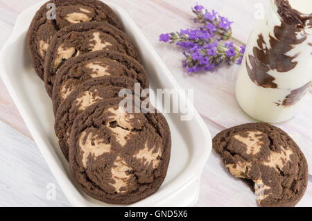 Braune Schokoladenkekse in eine Schüssel geben Stockfoto