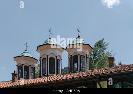 Ansicht des Daches in der alten christlichen Kirche mit drei Kuppel in der Stadt Kjustendil, Bulgarien Stockfoto