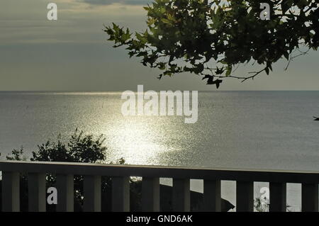 Sandy Beach und noch ruhiger See im Hafen mit Reflexion der Sonne, Varna, Bulgarien Stockfoto