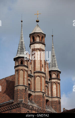 Türme, Türme mit Turm der St. Mary Church in Torun, Polen, 14. Jahrhundert mittelalterliche gotische Architektur Stockfoto