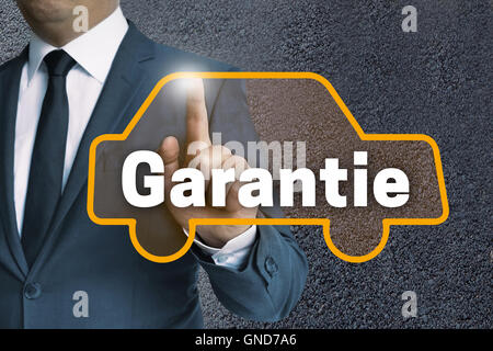 Garantie (in deutsche Garantie) Auto Touchscreen gesteuert Geschäftsmann Konzept. Stockfoto