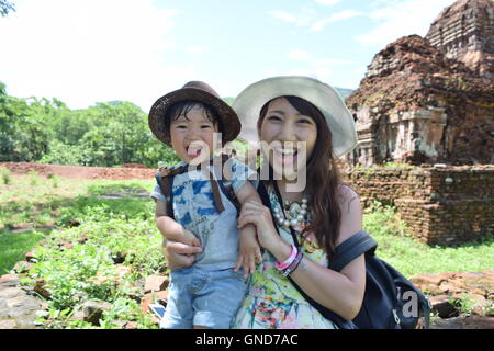 Mutter und Sohn machen Sightseeing Stockfoto