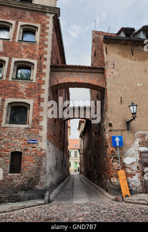 Historische Gebäude mit der Verknüpfung Bögen auf Ciasna Gasse in alte Stadt von Torun, Polen Stockfoto