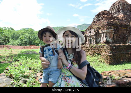 Mutter und Sohn machen Sightseeing Stockfoto