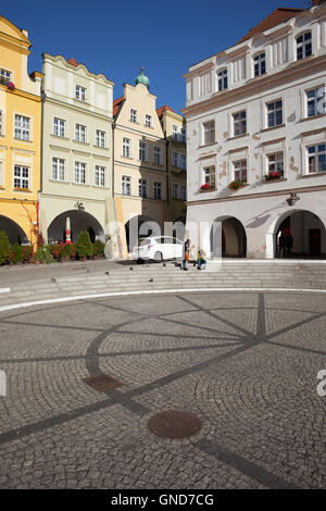 Stadt von Jelenia Gora in Polen, Altstädter Markt beherbergt historische Wohnhaus mit Arkaden und Giebeln Stockfoto