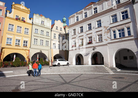 Stadt von Jelenia Gora in Polen, Altstädter Markt beherbergt historische Wohnhaus mit Arkaden und Giebeln, Niederschlesien Koalitionspartnern Stockfoto