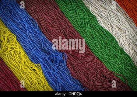 Hintergrund Regenbogen von bunten Perlenketten und Armbänder Stockfoto