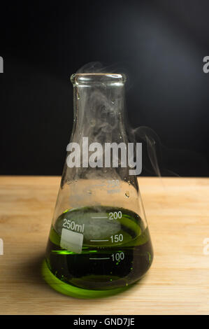 Großaufnahme Glas Becher für Wissenschaft Experiment Hintergrund messen Stockfoto