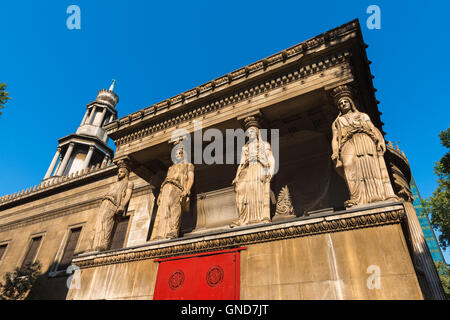 St Pancras Church London, Ansicht eines Karyatidenquartetts über der Krypta der St Pancras New Church in der Euston Road, London, Großbritannien. Stockfoto