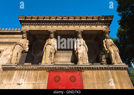 Karyatiden, Ansicht von vier Karyatiden, die sich über der griechischen neugründlichen Krypta der St. Pancras New Church in der Euston Road, London, Großbritannien, befinden. Stockfoto