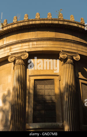 Detail der Apsis des viktorianischen neoklassizistischen Stils St Pancras New Church in der Euston Road, London, UK. Stockfoto