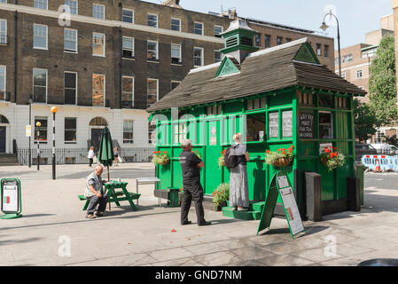 London Straße Nahrung kaufen Menschen gekochtes Essen aus einem umgebauten sich Tierheim in Russell Square, Bloomsbury, London, UK. Stockfoto