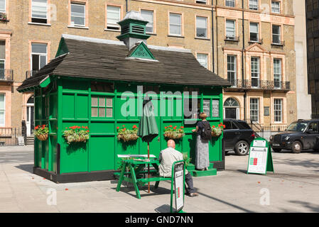 Cabmens Schutz, Menschen kaufen Lebensmittel aus einem umgebauten 19.Jahrhundert Kutscher Tierheim in Russell Square, Bloomsbury, London, UK. Stockfoto