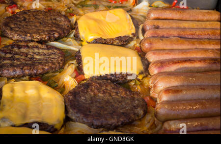 Hotdogs und Rindfleisch Hamburger Sommer Grill Grillen Stockfoto