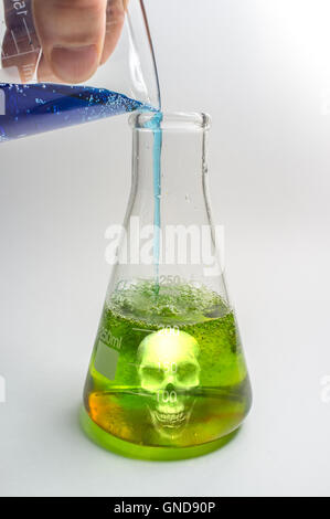 Nahaufnahme strömenden Glas Becher poison Skull messen Stockfoto