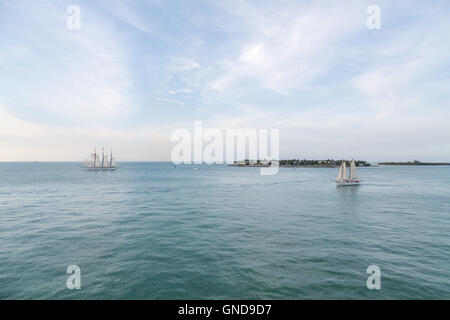 Schoner unter Segeln Segeln über einer Bucht unter schönen Himmel Stockfoto