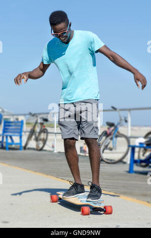 Junger Mann im Freien mit seinem skateboard Stockfoto