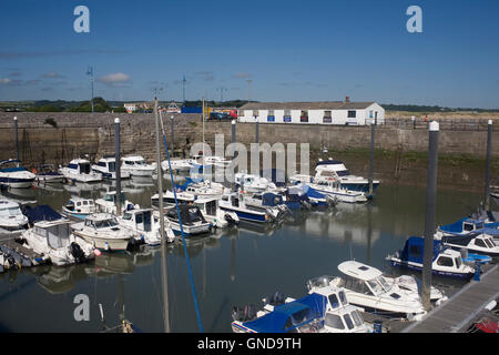 Porthcawl Marina (Hafen) mit vielen Boote vertäut an einem Sommertag Samstag Stockfoto