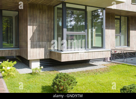 Fragment von neuen modernen Mehrfamilienhaus Außenbereich Stockfoto