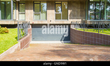 Fragment von neuen modernen Mehrfamilienhaus Außenbereich. Das Eingangstor in die Tiefgarage Stockfoto