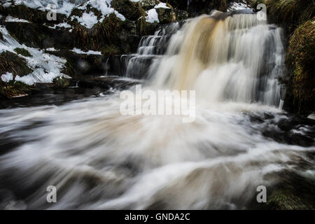 Langzeitbelichtung Schuss Grindsbrook Wasserfälle in Edale, Derbyshire Stockfoto