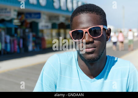 Young African American Mann mit Sonnenbrille im freien Porträt Stockfoto