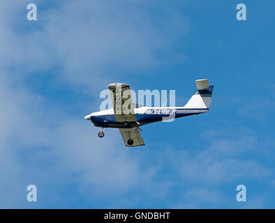 PIPER PA-38 Tomahawk G-BRLP Schulflugzeug bei Inverness Airport.  SCO 11.211. Stockfoto