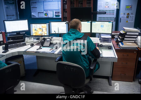 Ingenieure im Kontrollraum von Tobolsk Polymer Stockfoto