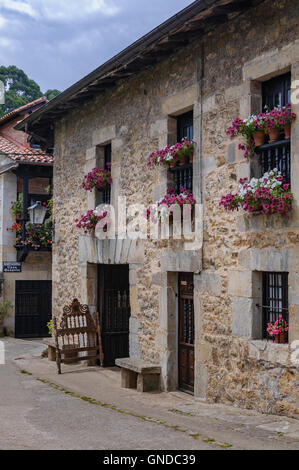 Antikes Haus im Dorf von Santillana del Mar, Kantabrien, Spanien. Stockfoto