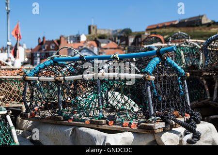 Krabben Sie-Net im Hafen von Whitby Stockfoto