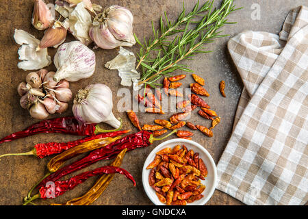 Knoblauch, Paprika und Rosmarin. Ansicht von oben. Stockfoto