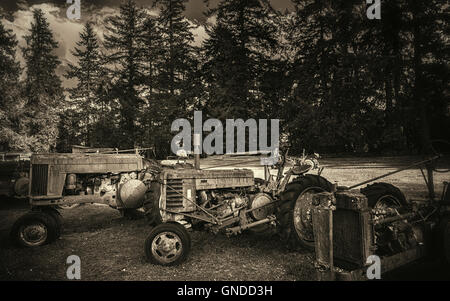 Antike Traktoren auf einem Bauernhof, schwarz und weiß Stockfoto