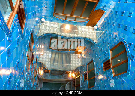 Die zentrale Lichtschacht von der Gaudi entworfen, Casa Batllo, Barcelona, Spanien. Stockfoto