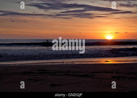 Surfer am Strand von Santa Teresa bei Sonnenuntergang / Costa Rica Stockfoto