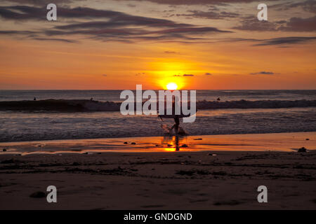 Surfer am Strand von Santa Teresa bei Sonnenuntergang / Costa Rica Stockfoto