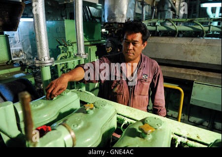 Deutschland Hamburg, philippinische Seemann auf Frachtschiff MV Chaiten im Hafen / DEUTSCHLAND Hamburg, Philipinnischer Seemann Auf Einem Schiff Im Hafen, Maschinenraum Stockfoto