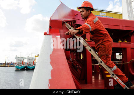 Deutschland Hamburg, philippinische Seemann auf Frachtschiff MV Merwedijk im Hafen / DEUTSCHLAND Hamburg, Philipinnischer Seemann Auf Einem Schiff Im Hafen Stockfoto