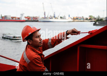 Deutschland Hamburg, philippinische Seemann auf Frachtschiff MV Merwedijk im Hafen / DEUTSCHLAND Hamburg, Philipinnischer Seemann Auf Einem Schiff Im Hafen Stockfoto